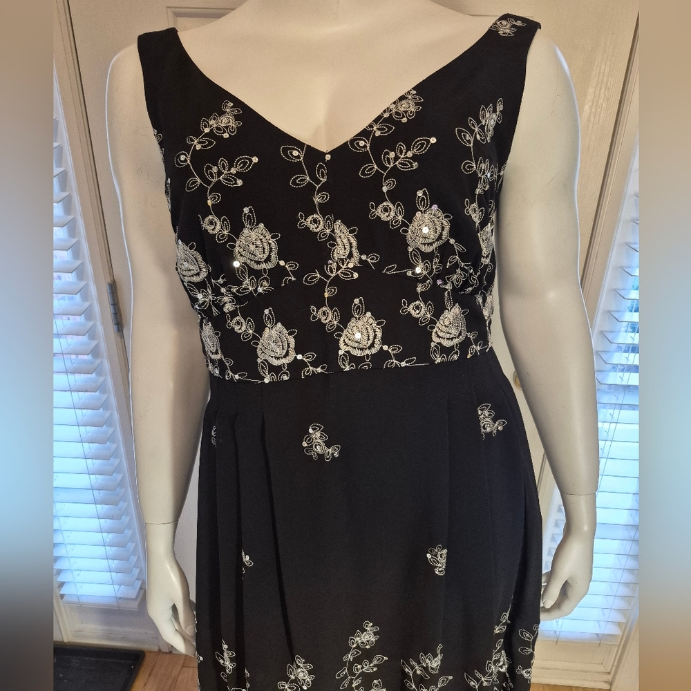 Black Holiday  Party Dress with White Floral Silver Bing Embroidery Size 18